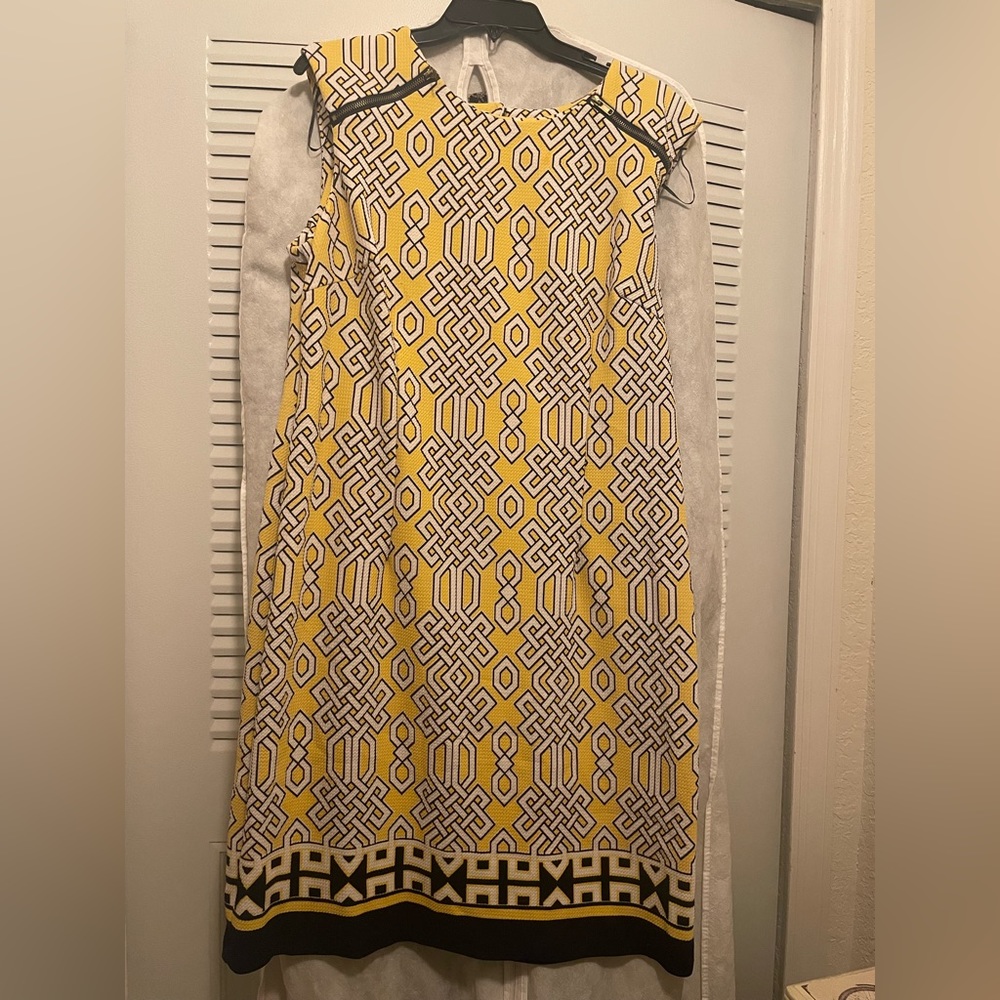 Retro-style geometric sheath dress!
